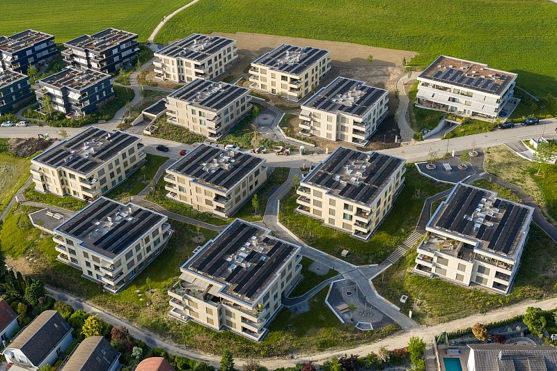 Schräger Blick aus der Luft auf die Anordnung moderner Mehrfamilienhäuser.
